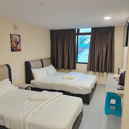 Southern Tip Hotel Pontian Kecil Extérieur photo